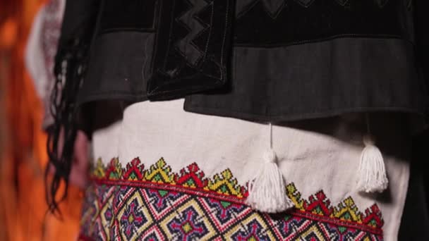 真正的乌克兰服装 绣花围裙 紧身衣 珍贵的珠宝珠 羊毛围巾与花 相机跟随种族传统的服装 高质量的4K镜头 — 图库视频影像