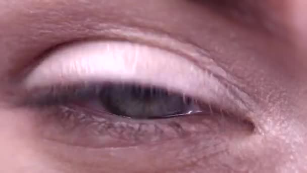 Dişi Yeşil Göz Hızla Kırpıyor Makroyu Iris Kasılmalarını Kapatıyor Kadının — Stok video