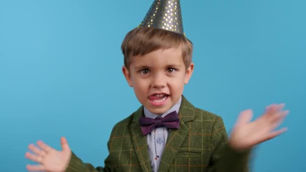 Gülümseyen Küçük Doğum Günü Çocuğu Şapkalı Mavi Duvarda Çırpıyor Mutlu — Stok video