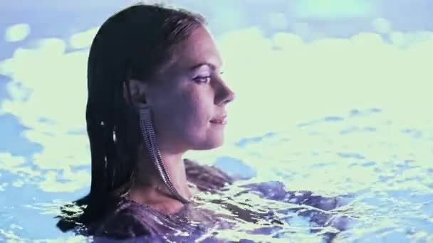 Mooie Vrouw Poseert Het Zwembadwater Onder Knipperend Licht Volle Maan — Stockvideo