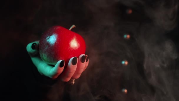 Kvinna Som Häxa Erbjuder Rött Äpple Som Symbol För Frestelse — Stockvideo