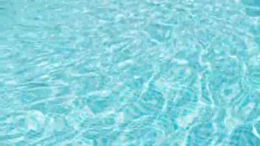 Temiz mavi su yüzeyi dokusu. Yüzme havuzu. Yan manzara, yaz tatili, su rahatlatıcı arka plan. Yüksek kalite 4k görüntü
