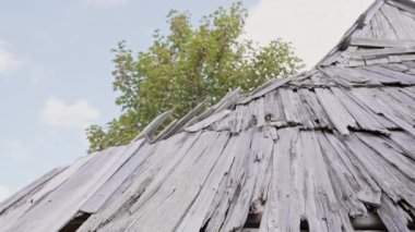 Karpat Dağları 'nın çayırındaki kulübenin eski ahşap çatısı. Çobanın sürünün koliba köyünde yaşadığı otantik eko. Paskalya Avrupa 'sında XIX yüzyıllık binalar. Yüksek kalite 4k görüntü