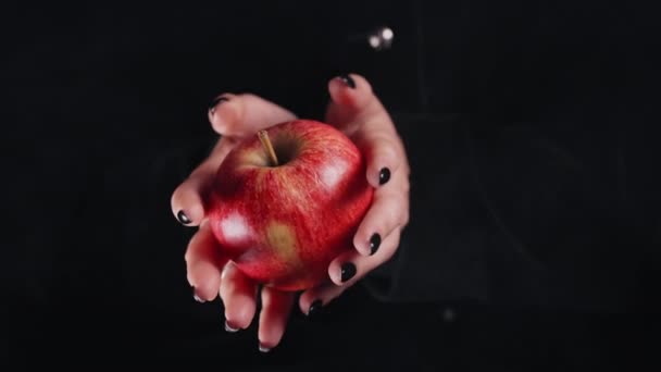 Mulher Como Bruxa Oferece Maçã Vermelha Como Símbolo Tentação Veneno — Vídeo de Stock