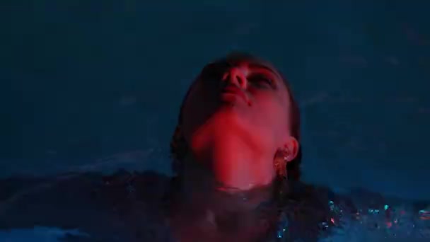 Havuz Suyunda Parlak Renkli Işığın Altında Güzel Islak Bir Kadın — Stok video