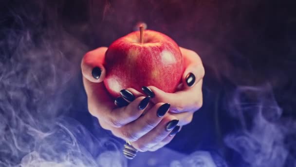 Mujer Como Bruja Ofrece Manzana Roja Símbolo Propuesta Tóxica Señuelo — Vídeos de Stock