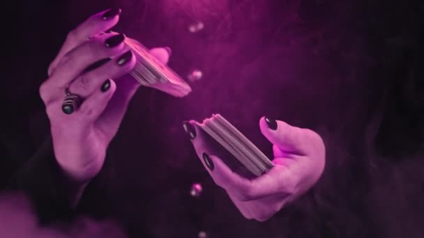 女性の魔女シャッフルターロットデッキ 将来の運命を予測するための協議の準備 占い師中占いのカード 高品質4K映像 — ストック動画