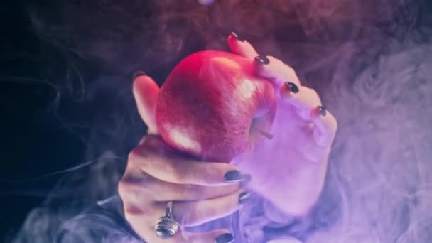 Γυναίκα Μάγισσα Προσφέρει Κόκκινο Μήλο Σύμβολο Του Πειρασμού Δηλητήριο Παραμύθι — Αρχείο Βίντεο