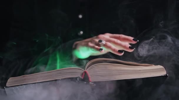 Heksenvrouw Tovert Spreuken Uit Het Magische Boek Magiër Leert Rituelen — Stockvideo