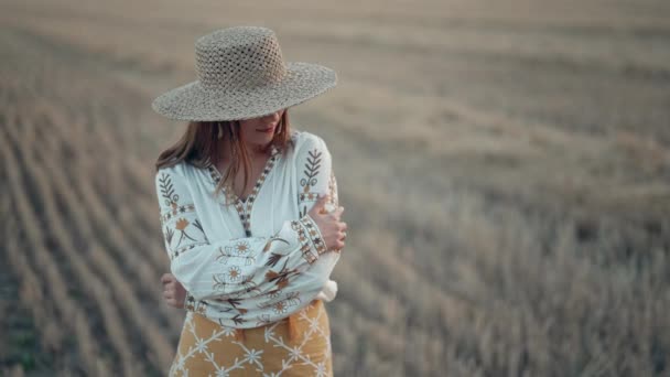 Geleneksel Etnik Kostümlü Ukraynalı Kadın Buğday Tarlasında Hasır Şapka Vyshyvanka — Stok video