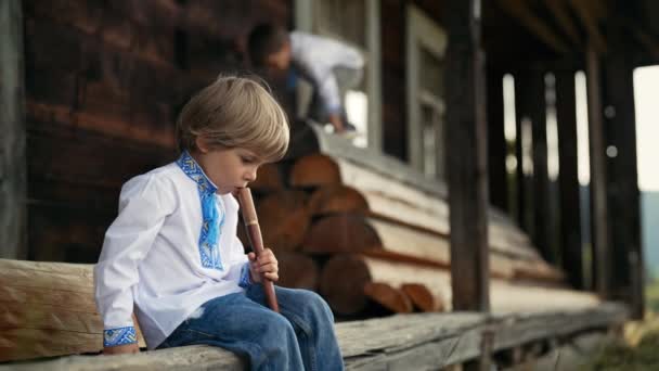 Μικρό Αγόρι Που Παίζει Ξύλινο Φλάουτο Ουκρανική Σοπίλκα Παραδοσιακή Μουσική — Αρχείο Βίντεο