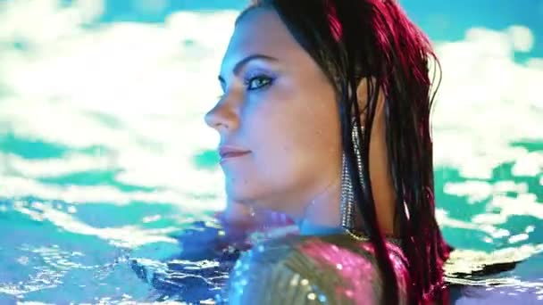 Hermosa Mujer Agua Piscina Bajo Luz Color Fiesta Atractivo Chic — Vídeos de Stock