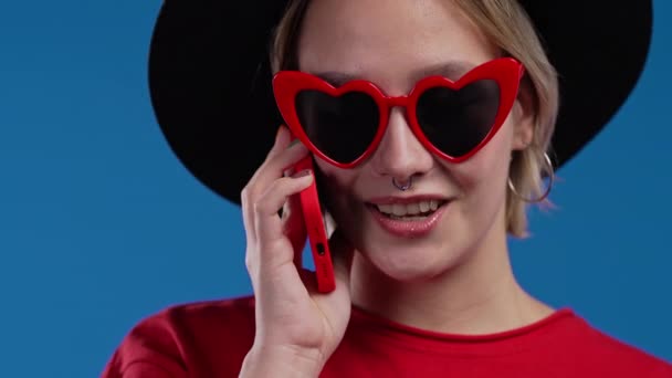 Smilende Sød Kvinde Har Behagelig Snak Med Ven Telefon Kommunikation – Stock-video