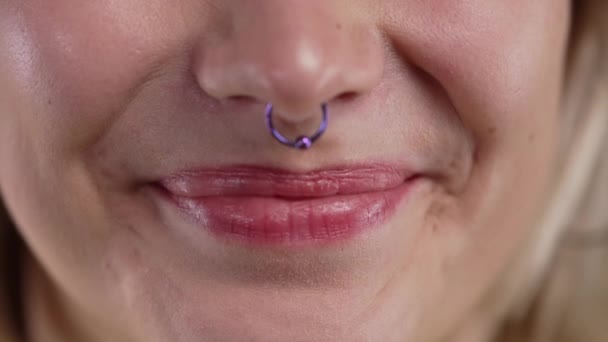 Uśmiechnięte Usta Nowoczesnej Kobiety Przekłucie Nosie Naturalne Białe Zdrowe Zęby — Wideo stockowe