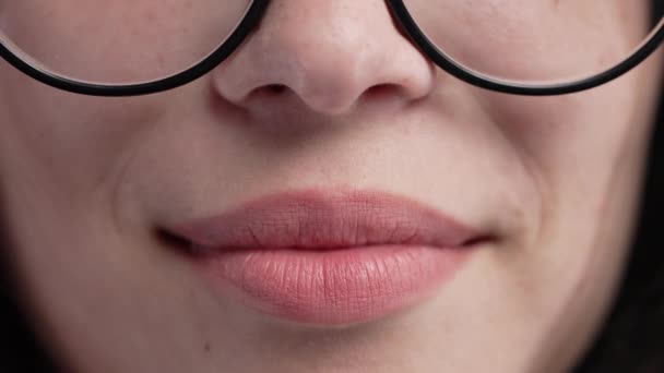 Närbild Leende Mun Student Eller Affärskvinna Glasögon Perfekt Vita Friska — Stockvideo