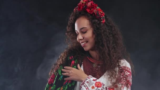 Şlemeli Etnik Bluz Giymiş Ukraynalı Gülümseyen Kadın Geleneksel Mendil Koyu — Stok video