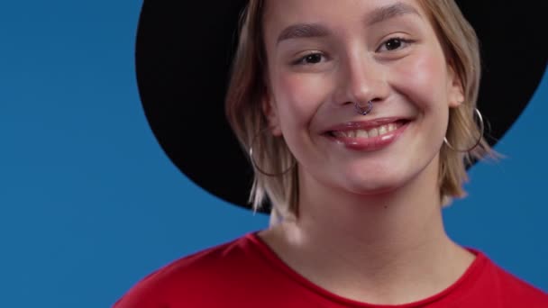 Ścisła Twarz Młodej Kobiety Zdrowa Skóra Uśmiechnięta Dama Kapeluszu Europejskim — Wideo stockowe