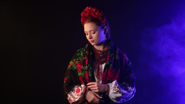 Ukrajinská Hezká Žena Tradičním Kapesníku Náhrdelníky Květiny Věnec Vlasech Vyšívané — Stock video