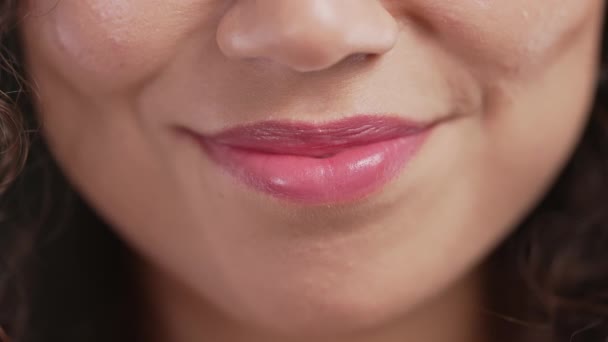 魅力的な女性のクローズアップ口 完璧な白い健康な歯 感情的な楽しさと喜びのライフスタイル 歯のケア 唇の背景 胃の概念 高品質4K映像 — ストック動画