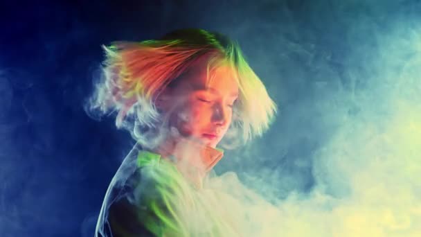 Junge Teenager Neonfarbenem Licht Schütteln Den Kopf Auf Verrauchtem Hintergrund — Stockvideo