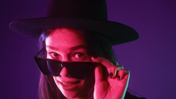 Stilvolles Rock Gen Teenie Tanzen Neonfarbenem Licht Verrauchter Hintergrund Nachtparty — Stockvideo