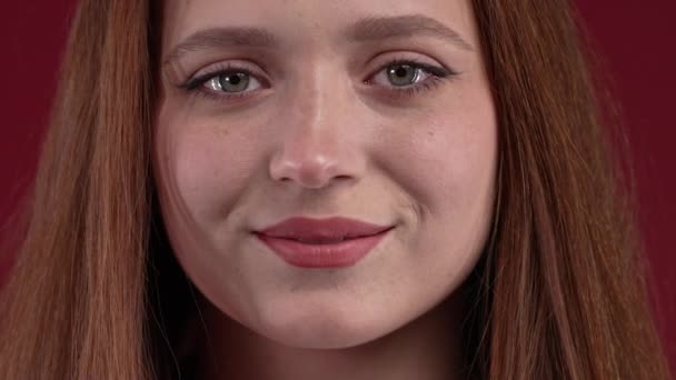 Στενό Πρόσωπο Όμορφης Κοκκινομάλλας Φυσικής Ομορφιάς Νεαρό Χαμογελαστό Χαρούμενο Κορίτσι — Αρχείο Βίντεο