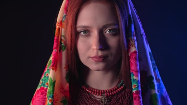 穿着传统的乌克兰手帕 项链和绣花衬衫 黑烟背景的迷人的姜汁女人 乌克兰 民族文化 高质量的4K镜头 — 图库视频影像