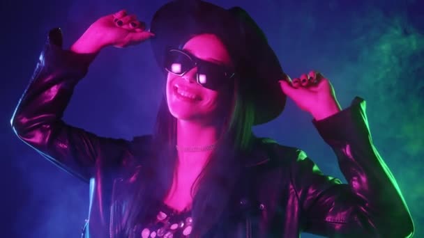 Elegante Rock Gen Adolescente Dançando Néon Multi Color Luz Fundo — Vídeo de Stock