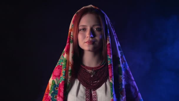 Очаровательная Рыжая Женщина Традиционном Украинском Носовом Платке Ожерелье Вышитой Блузке — стоковое видео