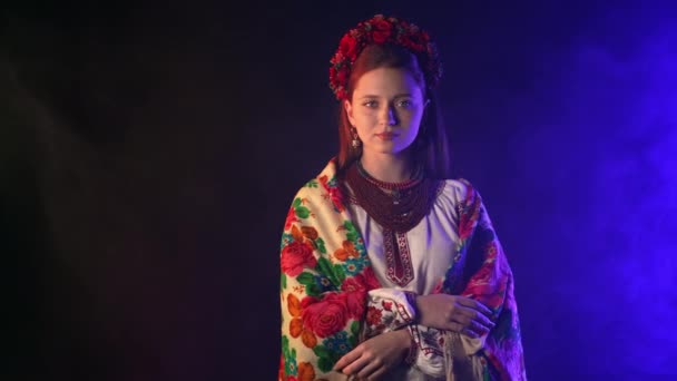Ukraińska Ładna Kobieta Tradycyjnej Chusteczce Naszyjniki Kwiaty Wieniec Włosach Haftowane — Wideo stockowe