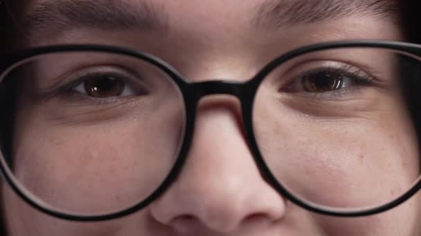半张脸 戴着眼镜的漂亮的亚洲女人的眼睛 自然美 年轻而严肃的女学生或女商人看着相机 是的高质量的4K镜头 — 图库视频影像