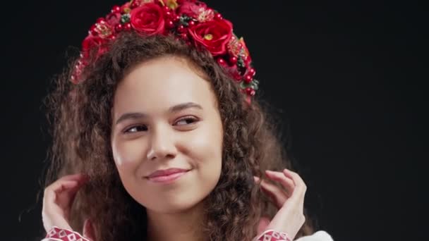 黒を背景に伝統的なネックレスや刺繍シャツでウクライナの女性の肖像画 巻き毛の女性 花の花輪 ウクライナ スタイル 高品質4K映像 — ストック動画