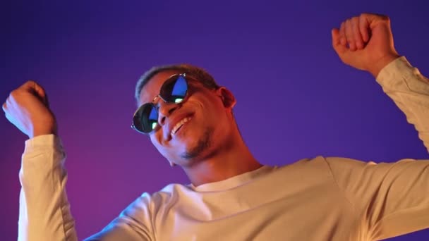 Энергичный Африканский Американец Танцует Фиолетовом Фоне Неоновым Светом Портрет Стильного — стоковое видео