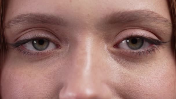 Media Cara Con Ojos Mujer Jengibre Bonita Belleza Natural Joven — Vídeos de Stock