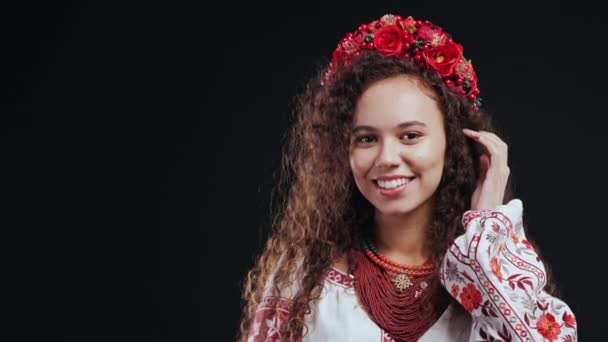 Geleneksel Kolyeli Siyah Arka Planda Işlenmiş Gömlekli Ukraynalı Kadın Portresi — Stok video