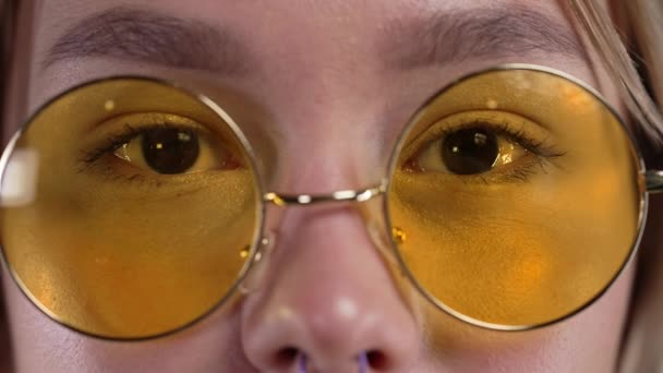 Media Cara Mujer Bonita Gafas Sol Redondas Color Amarillo Belleza — Vídeos de Stock
