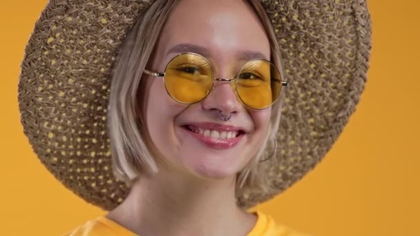 Renkli Stüdyo Arka Planında Sarı Gözlüklü Hasır Şapkalı Çekici Bir — Stok video