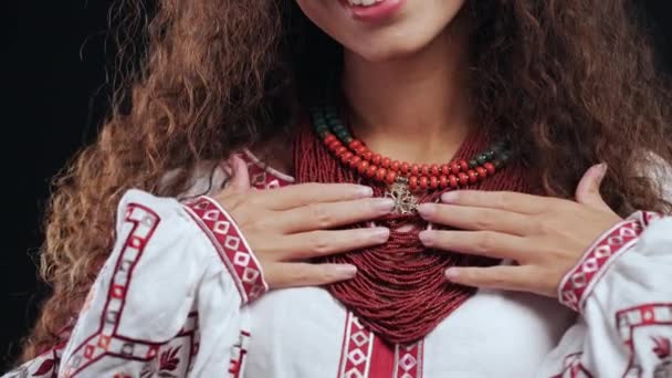 Demonstrující Tradiční Korálové Šperky Náhrdelníky Národní Kostým Ukrajiny Ukrajinská Žena — Stock video