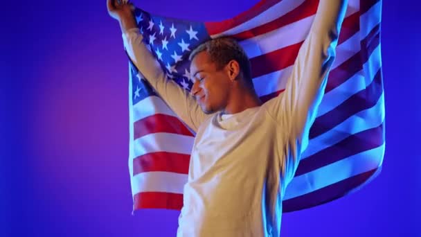 Gelukkige Danser Met Amerikaanse Vlag Amerikaanse Patriot Juli Onafhankelijkheidsdag Viering — Stockvideo