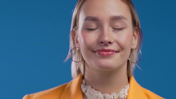 友善的女孩表现出肯定的信号点头表示同意积极的面带微笑的应聘者女人 身体语言 蓝色背景 高质量的4K镜头 — 图库视频影像