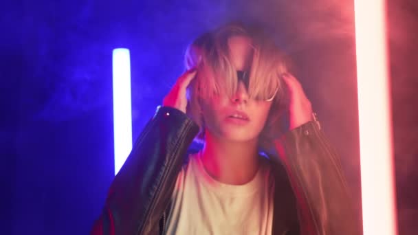 Jenerasyonu Esrarengiz Şapkalı Güzel Bayan Gözlüklü Neon Renkli Işıkta Dans — Stok video
