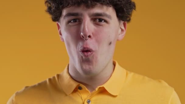Erstaunter Mann Schockiert Sagt Wow Überraschter Typ Der Auf Gelbem — Stockvideo