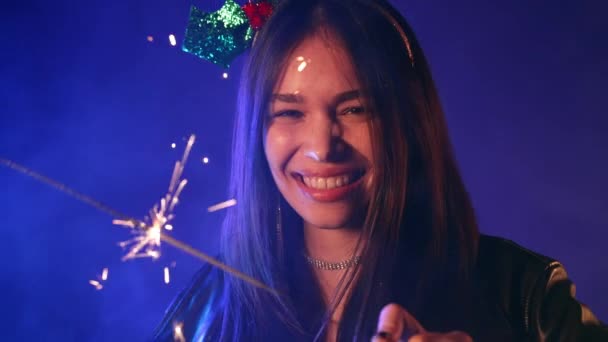Joven Asiática Adolescente Chica Bailando Con Bengala Sparkler Fuego Bajo — Vídeos de Stock