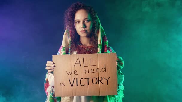 Українська Жінка Картоном Нам Потрібно Перемога Україна Виграє Війну Протест — стокове відео