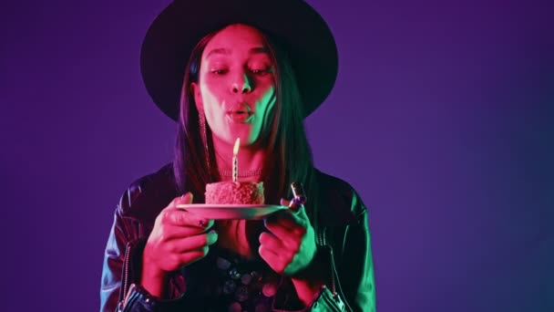 Feliz Cumpleaños Mujer Pidiendo Deseo Soplando Vela Torta Luz Colores — Vídeo de stock