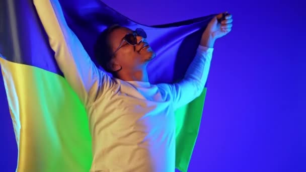 Щасливий Танцюрист Національним Українським Прапором Україна Патріот Перемога Військовому Святкуванні — стокове відео