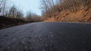 Aşağıdaki yüksek açı - araba yeni asfaltta yüksek hızda hareket ediyor, yeni yol. Güzel doğa, kırsal sonbahar. Otomobille seyahat, macera konsepti. Yüksek kalite 4k görüntü