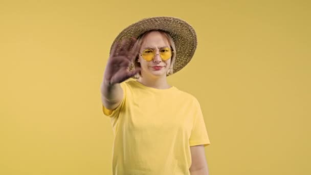 没兴趣的女人不同意 没有手势的手势 黄色背景的年轻女子的画像 暂停的概念 高质量的4K镜头 — 图库视频影像