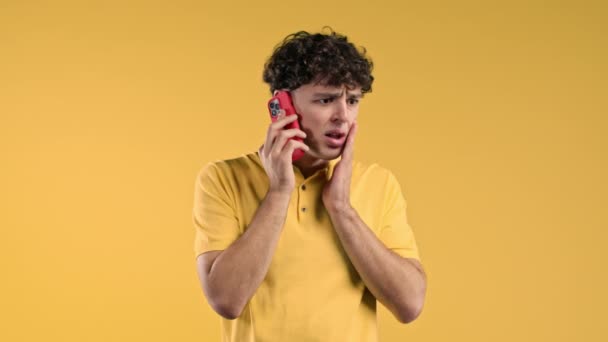 Hombre Preocupado Escuchó Malas Noticias Inesperadas Por Conversación Del Teléfono — Vídeos de Stock