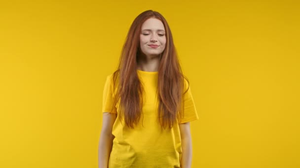 严重的女人不同意没有头信号 点头不赞成 不同意 黄色背景的问题女孩的肖像 高质量的4K镜头 — 图库视频影像